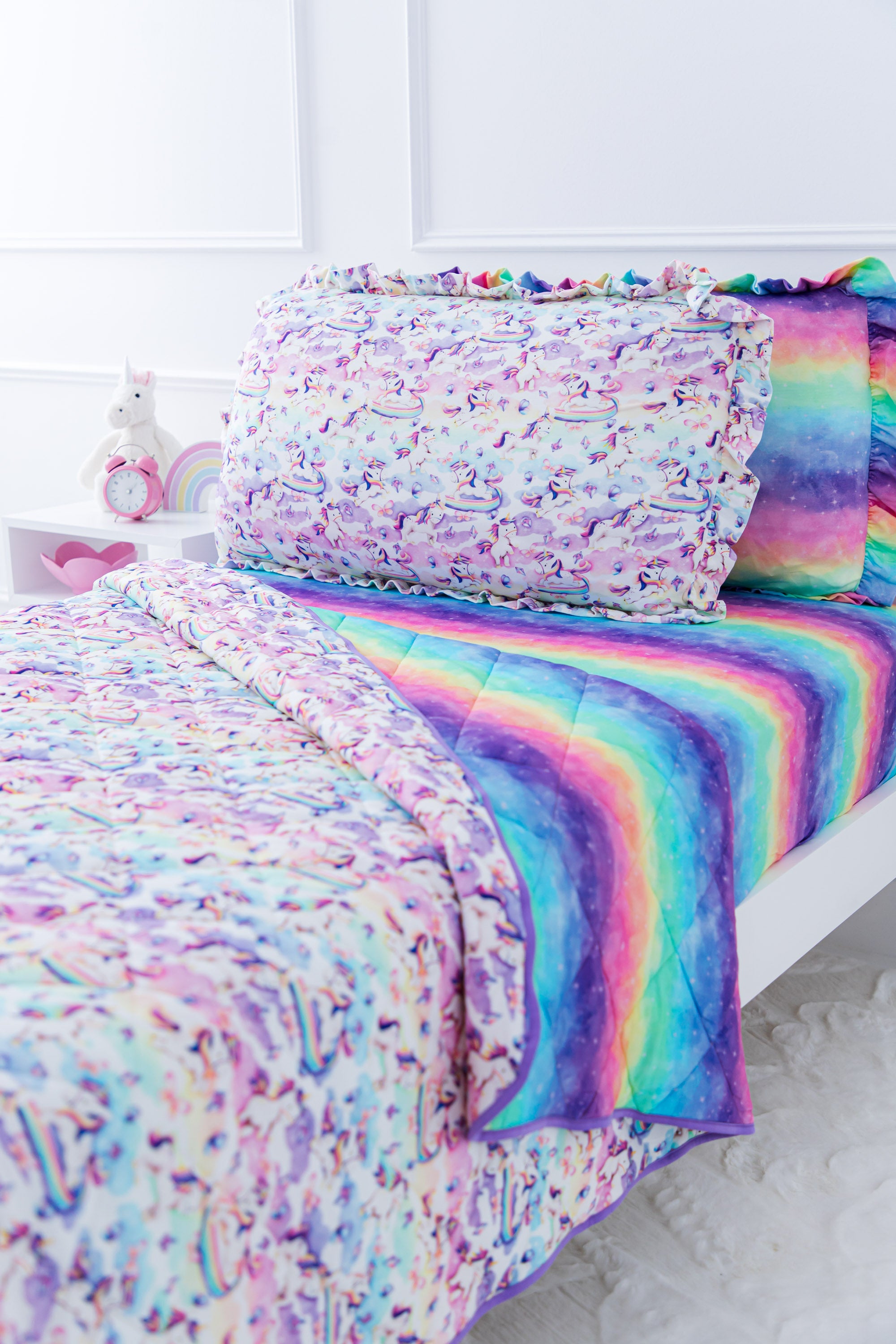 TWIN BED SHEETS AND PILLOWCASES