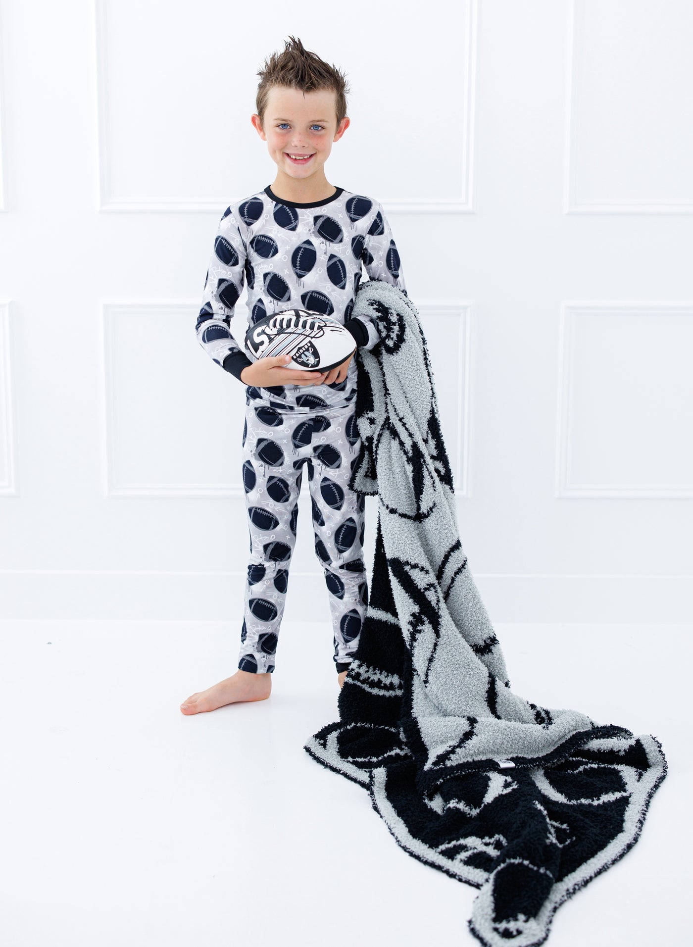 football blanket- SILVER/BLACK -TODDLER