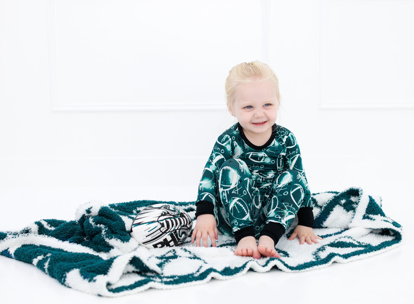 graffiti football 2-piece pajamas: GREEN AND WHITE/SILVER